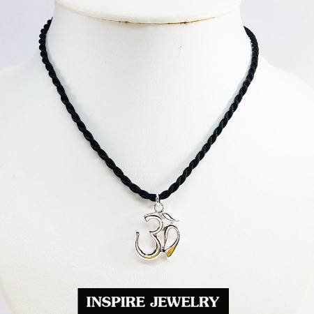 แบรนด์ Inspire Jewelry จี้โอม ชุบเงินแท้100% อย่างหนาพิเศษ เคลือบอีโคทอีกชั้นเพื่อความคงทน เงางามยาวนาน พร้อมเชือก1 เส้น พร้อมถุงกำมะหยี่