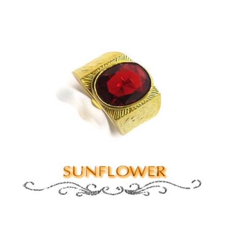 Sunflower  แหวน ทอง ประดับพลอยทับทิม รูปไข่ ตัวเรือนทองเหลือง