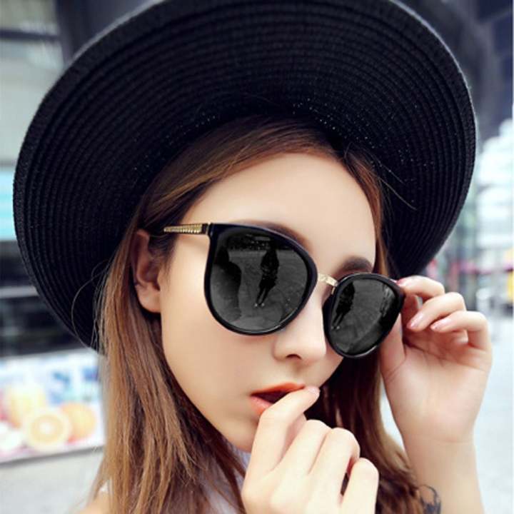 หญิงสาวสวมแว่น UV400 เรโทรวินเทจกรอบการป้องกันโลหะสีดำกรอบ