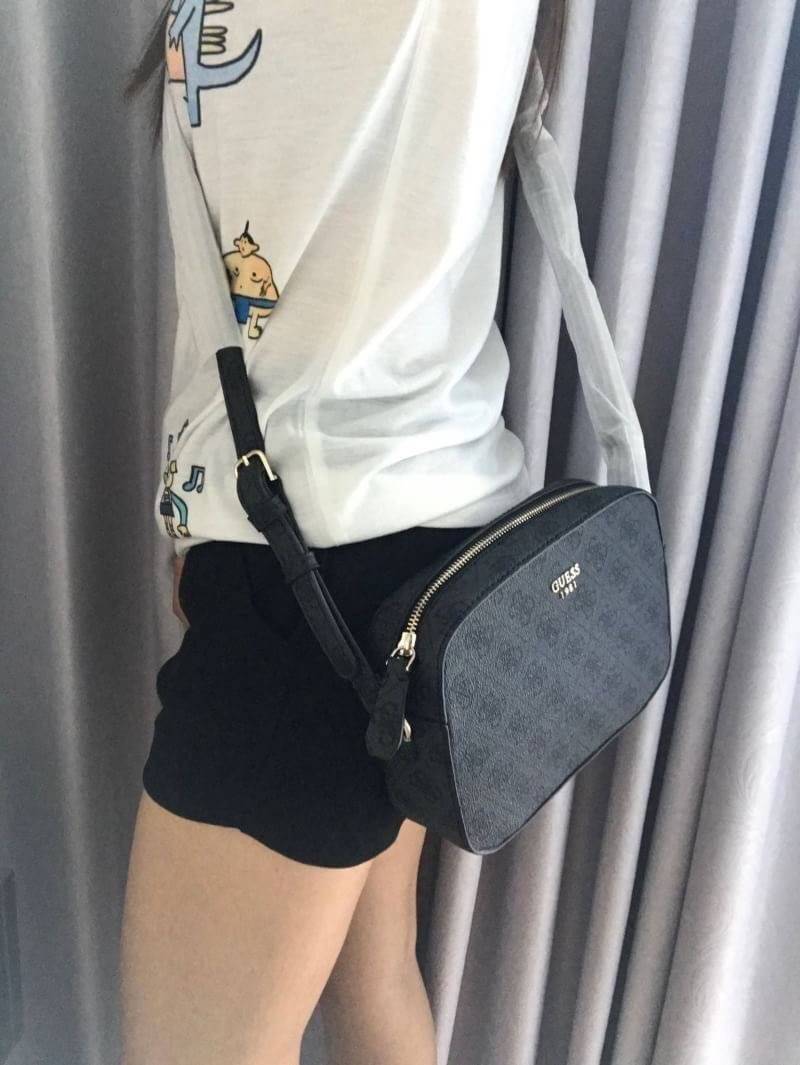 กระเป๋าสะพาย Guess Printed Kamryn Top zip Crossbody bag