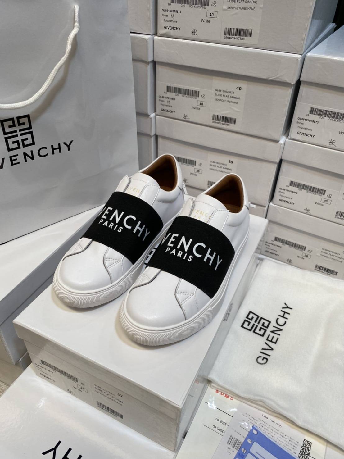 รองเท้าผ้าใบ GIVENCHY Elastic Sneakers รุ่น White & Black