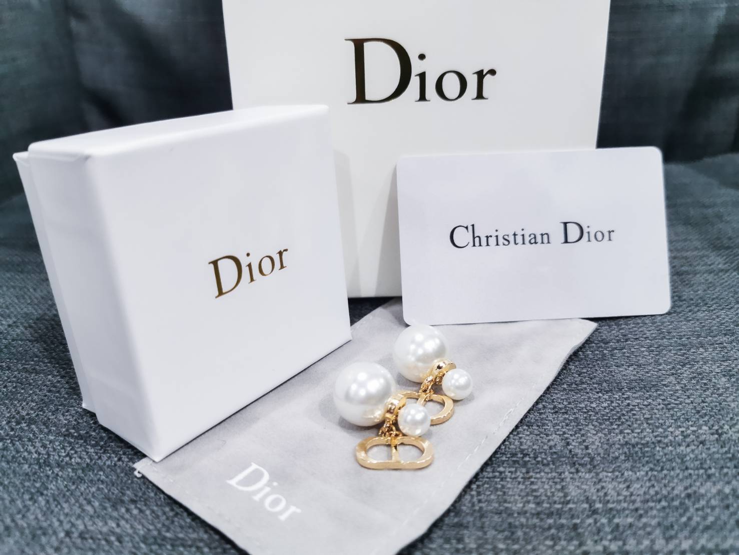 Dior earring pearl แต่งด้วยไข่มุก ได้ครบชุดถุงผ้า กล่อง การ์ด ถุงกระดาษ