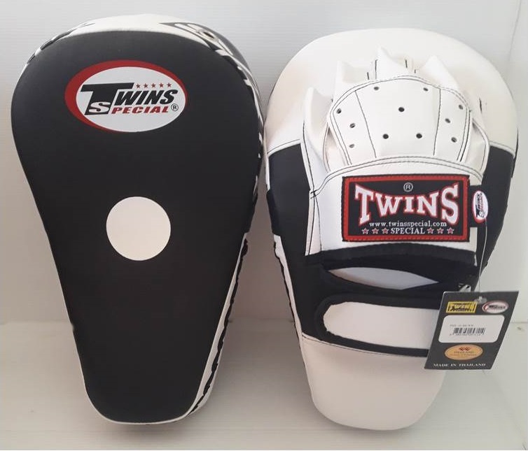 Twins  Special focus mitts PML-21 Black-White for Training Muay Thai MMA K1 เป้ามือทวินส์ สเปเชี่ยล แบบโค้ง สีดำ-ขาว หนังแท้ สำหรับเทรนเนอร์ ในการฝึกซ้อมนักมวย