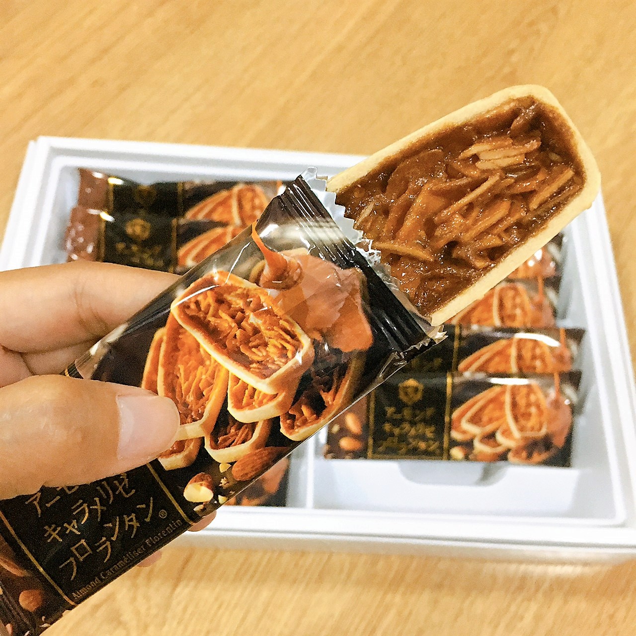 ขนมญี่ปุ่น ทาร์ตคาราเมลอัลมอนด์พรีเมียม จากฮอกไกโด ทาร์ตกรอบๆ ราดด้วยซอสคาราเมลอัลมอนด์  (1 กล่องมี 12 ชิ้น)