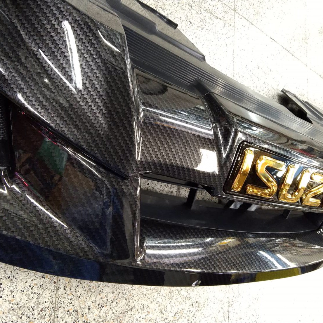กระจังหน้าแต่งตรงรุ่นรถ ออนิว อีซูซุ D-MAX 2012 โลโก้สีทอง งานคาร์บอน งานสั่งทำ