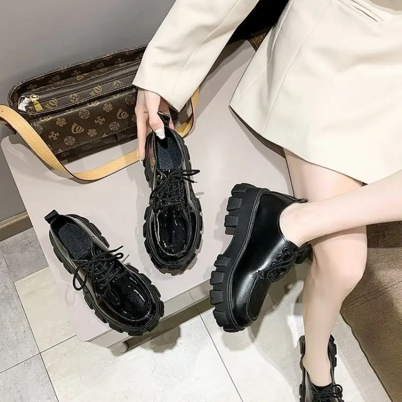 ภาพหน้าปกสินค้าStyle Fashions ใหม่สไตล์อังกฤษรองเท้าหนังขนาดเล็ก, 2022 ผู้หญิงฤดูใบไม้ผลิและฤดูใบไม้ร่วงเพิ่มความหนาพื้นรองเท้าผูกเชือกรองเท้า, รองเท้าผู้หญิง จากร้าน Style Fashions บน Lazada