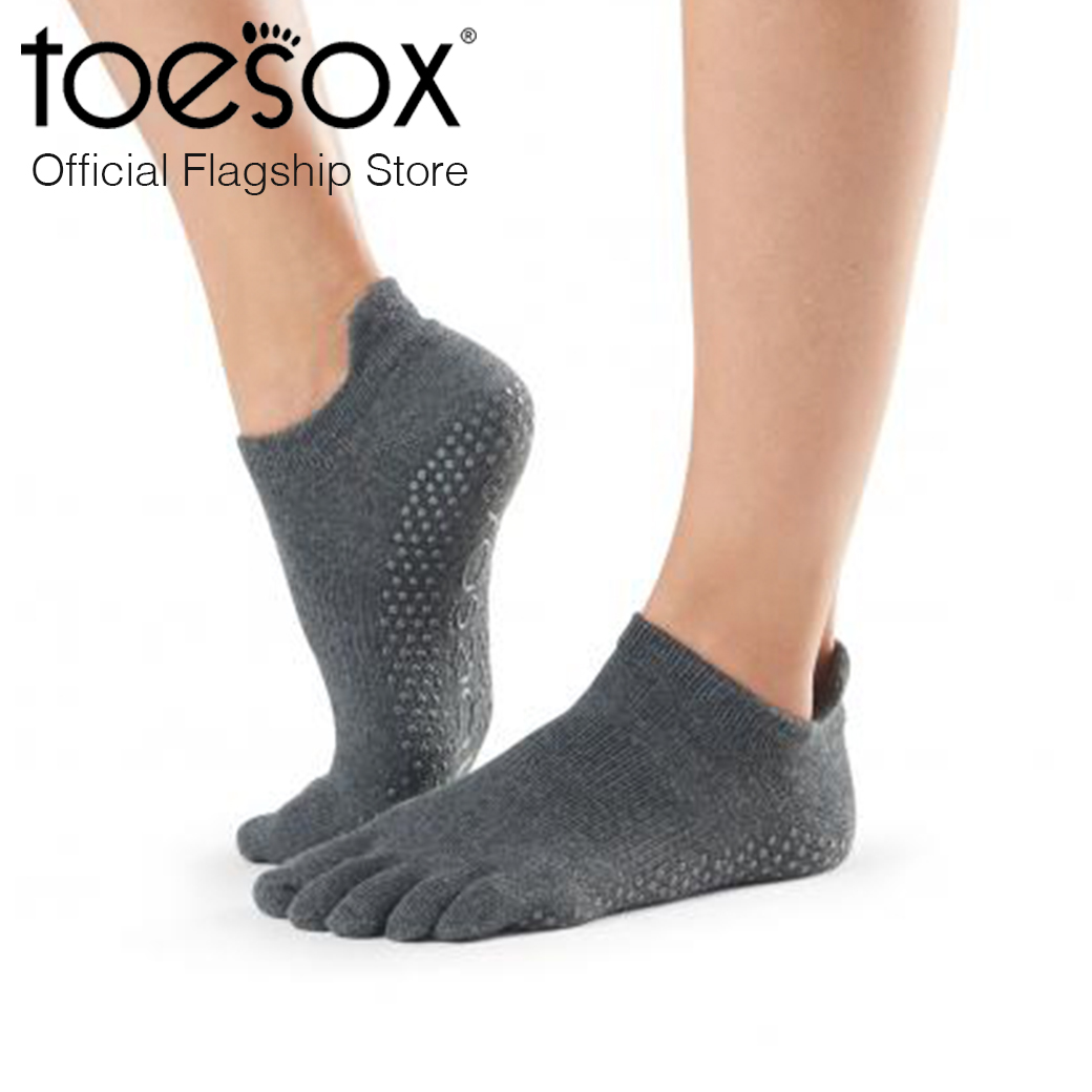 ToeSox โทซอคส์ ถุงเท้ากันลื่นแยกนิ้วโลวไรซ์ รุ่น Low Rise ปิดนิ้วเท้า แบบลวดลาย ชุดที่ 1