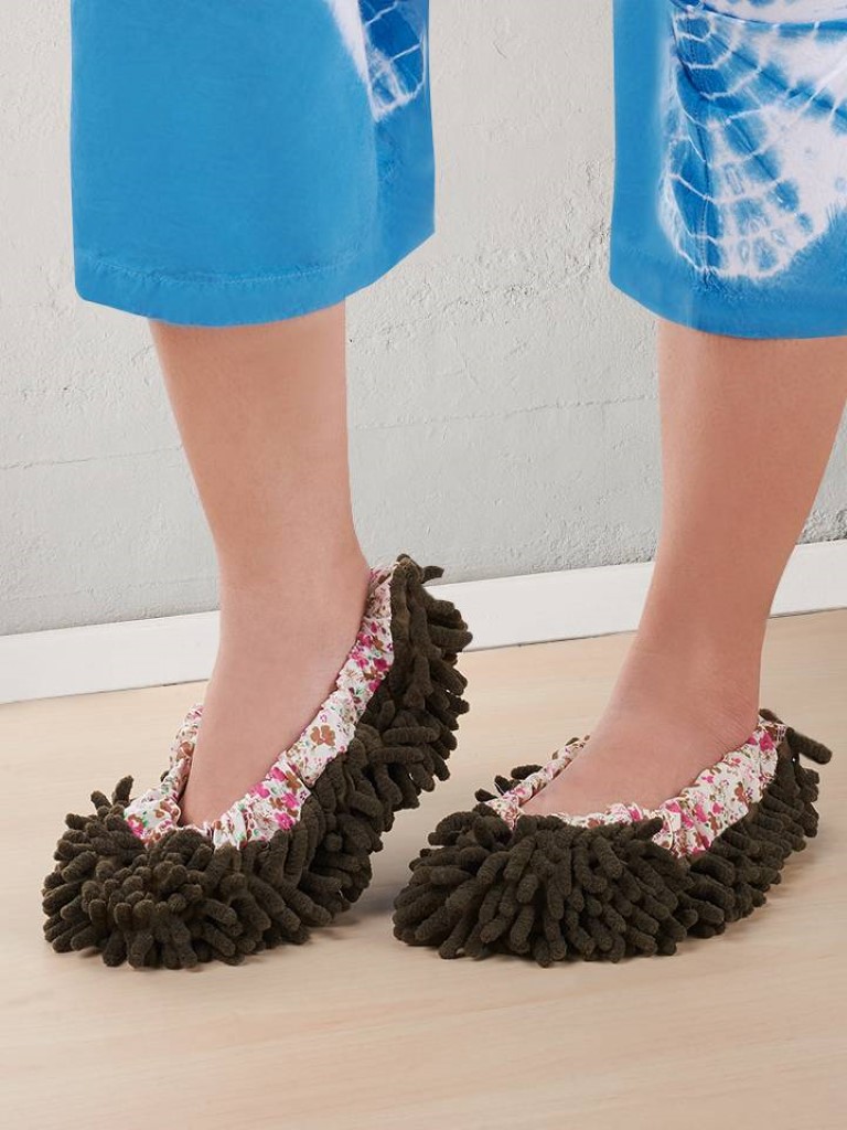 ม็อบถูพื้นสวมรองเท้า ผลิตจากผ้าไมโครไฟเบอร์เนื้อนุ่ม ซึมซับน้ำได้ดีและแห้งเร็ว ไม่ก่อให้เกิดริ้วรอยบนพื้นผิวขณะทำความสะอาด