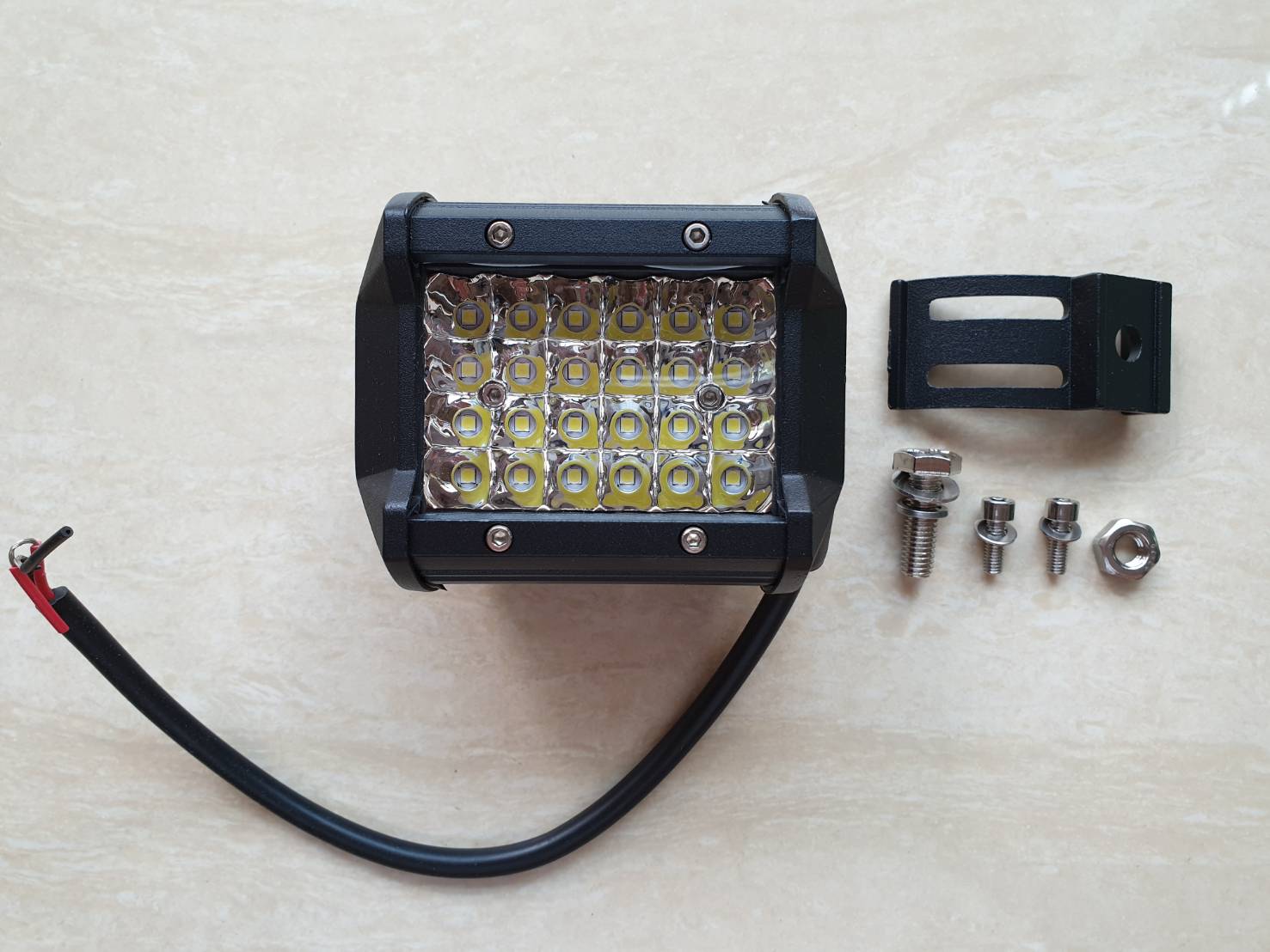 ไฟสปอร์ตไลท์ LED เหลี่ยม  24 เม็ด สำหรับติดรถยนต์ (12V/24V) แสงสีขาว ราคาดวงล่ะ 180 บาท