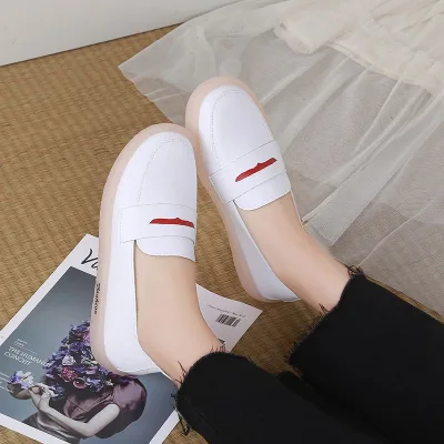 รองเท้าคัชชูผู้หญิง แบบหุ้มส้น พื้นเตี้ย หนังนิ่ม ตัวคาดสีแดงดูเก๋ มี 4 สี H00