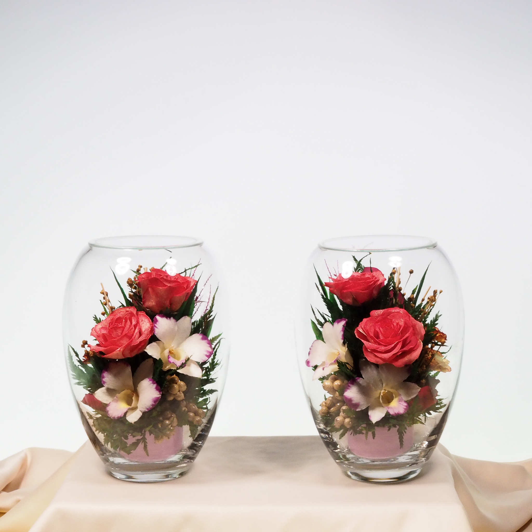 ชุดดอกไม้บูชาพระในโหลแก้วโดย Fi’ora Thailand (2 ชิ้นต่อชุด) (ไหเล็ก, orcids, reddish pink rose, Worship Collection). ดอกไม้ธรรมชาติ 100% อยู่ได้ถึง 5 ปี.
