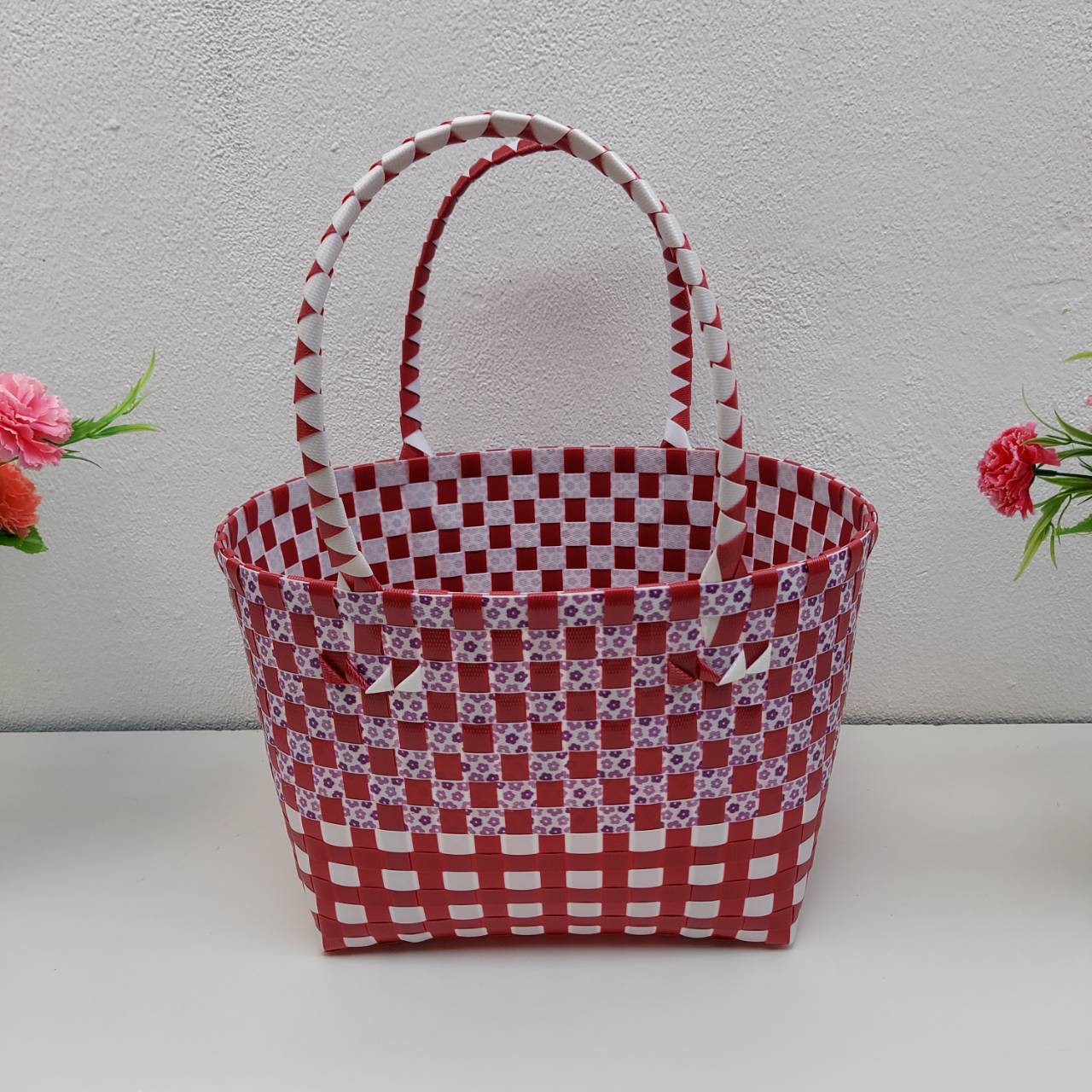 กระเป๋าสะพายทรงสี่เหลี่ยม สานเส้นพลาสติก กระเป๋าถือ  ตะกร้าสาน โทนแดง กว้าง18 ยาว 25 สูง 20 CMขอบปากตระกร้า สี แดงดอกไม้ม่วง สี แดงดอกไม้ม่วง