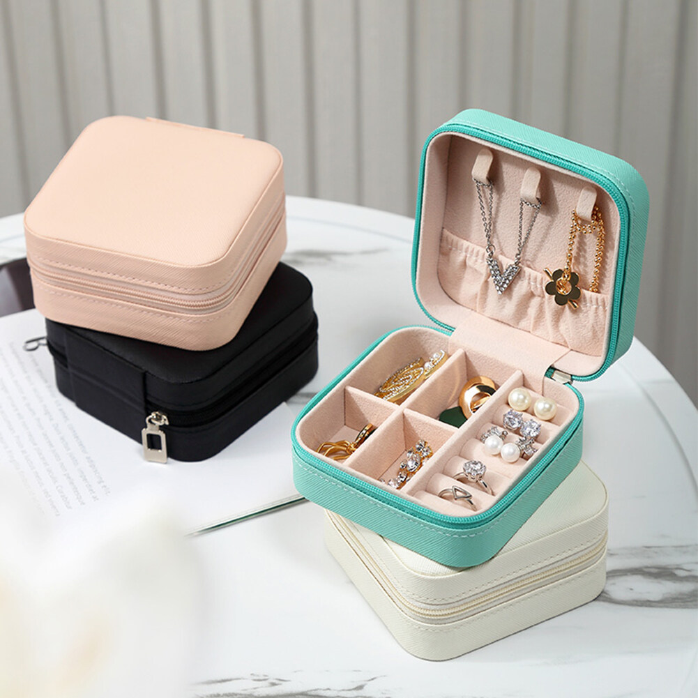 กล่องเครื่องประดับ หนัง PU กล่องใส่เครื่องประดับแบบพกพา กล่องเครื่องประดับ ขนาดเล็ก สำหรับใส่ต่างหู สร้อยคอ แหวนแบบพกพา ผ้ากำมะหยี่ Jewelry Case Box HZ122