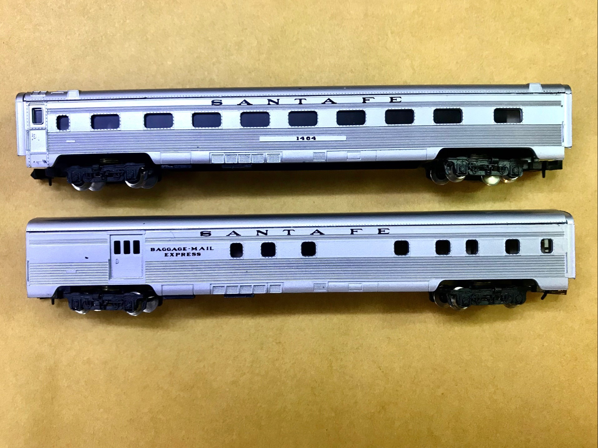 N Scale Rivarossi Stanta Fe Passanger and Luggage Car