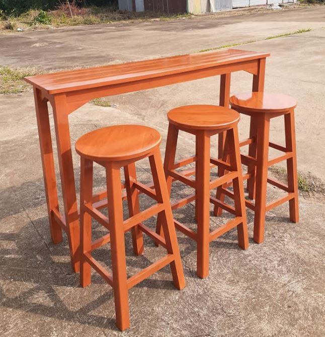 Sukthongเเพร่ โต๊ะเคาท์เตอร์บาร์ ไม้สักทอง พร้อมเก้าอี้ 3 ที่นั่ง(สูง70cm) สีสักทองส้มเคลือบเงา 135x35x95 cm รับน้ำหนักสูงสุด 150 kg โต๊ะบาร์ เก้าอี