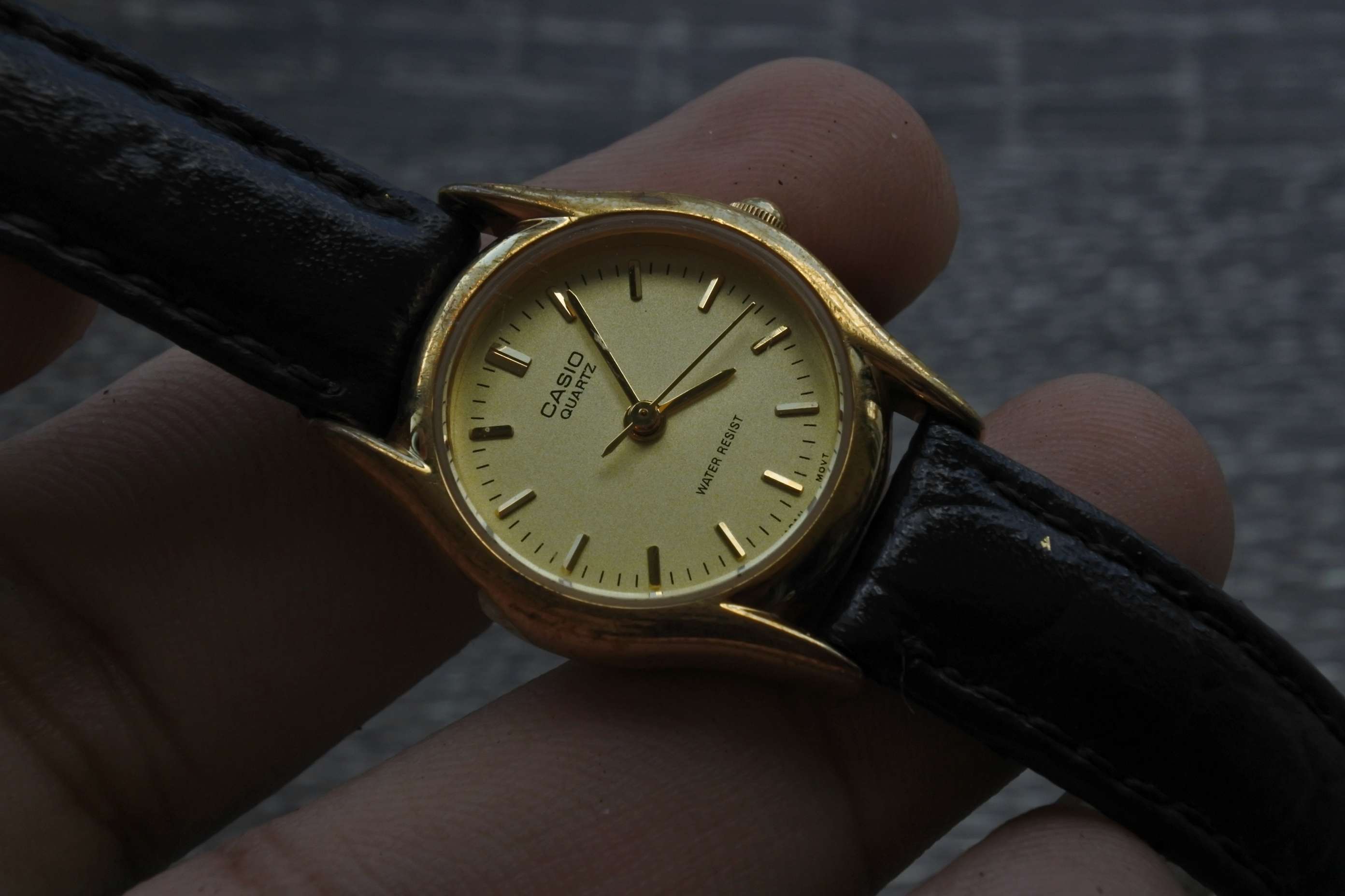 นาฬิกา ผู้หญิง Casio สีทอง Vintage ผู้ชาย สายสแตนเลส แท้มือสองญี่ปุ่น ระบบ Quartz หน้าปัด 24mm