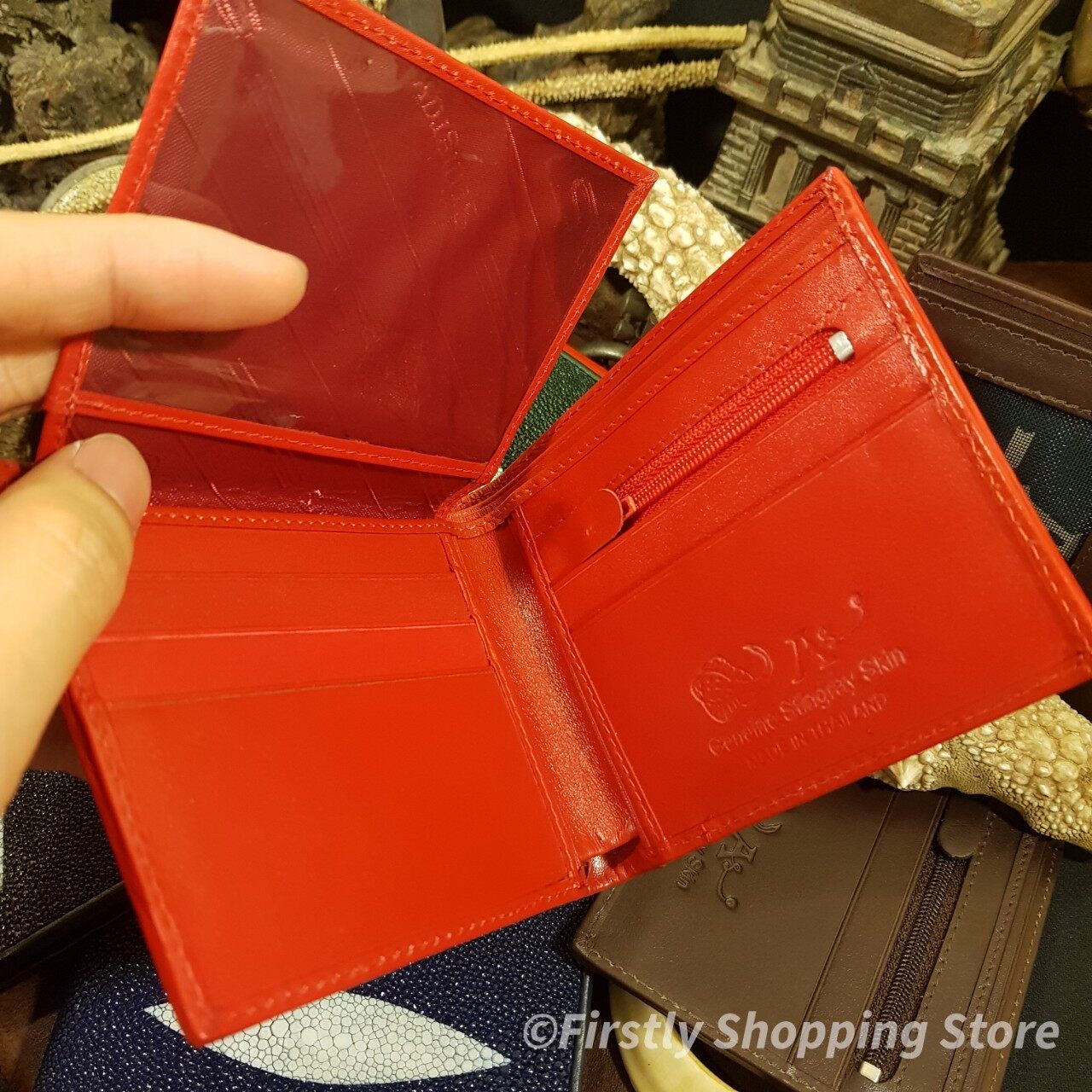 Arsace กระเป๋าสตางค์หนังปลากระเบนแท้100%คัดเกรด กระเป๋าสตางค์ผู้ชาย กระเป๋าตัง กระเป๋าเงิน กระเป๋าใส่บัตร Stingray skin Wallet รุ่น 4010 สี Crimson สี Crimson