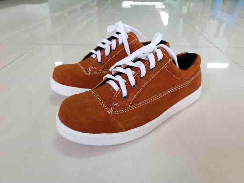 ดูภาพ รองเท้าเซฟตี้หัวเหล็ก หนังกลับ สีน้ำตาล พื้นขาว พื้นเย็บรอบแข็งแรง ราคา 450 บาท เพิ่มเติม รองเท้าเซฟตี้หัวเหล็ก หนังกลับ สีน้ำตาล พื้นขาว พื้นเย็บรอบแข็งแรง ราคา 450 บาท