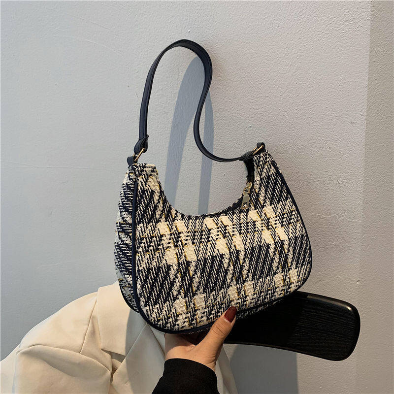 (สไตล์ระเบิด) 2021 niche designer tide brand กระเป๋าถือแฟชั่น all-match lattice pattern crescent-shaped underarm handbag 09