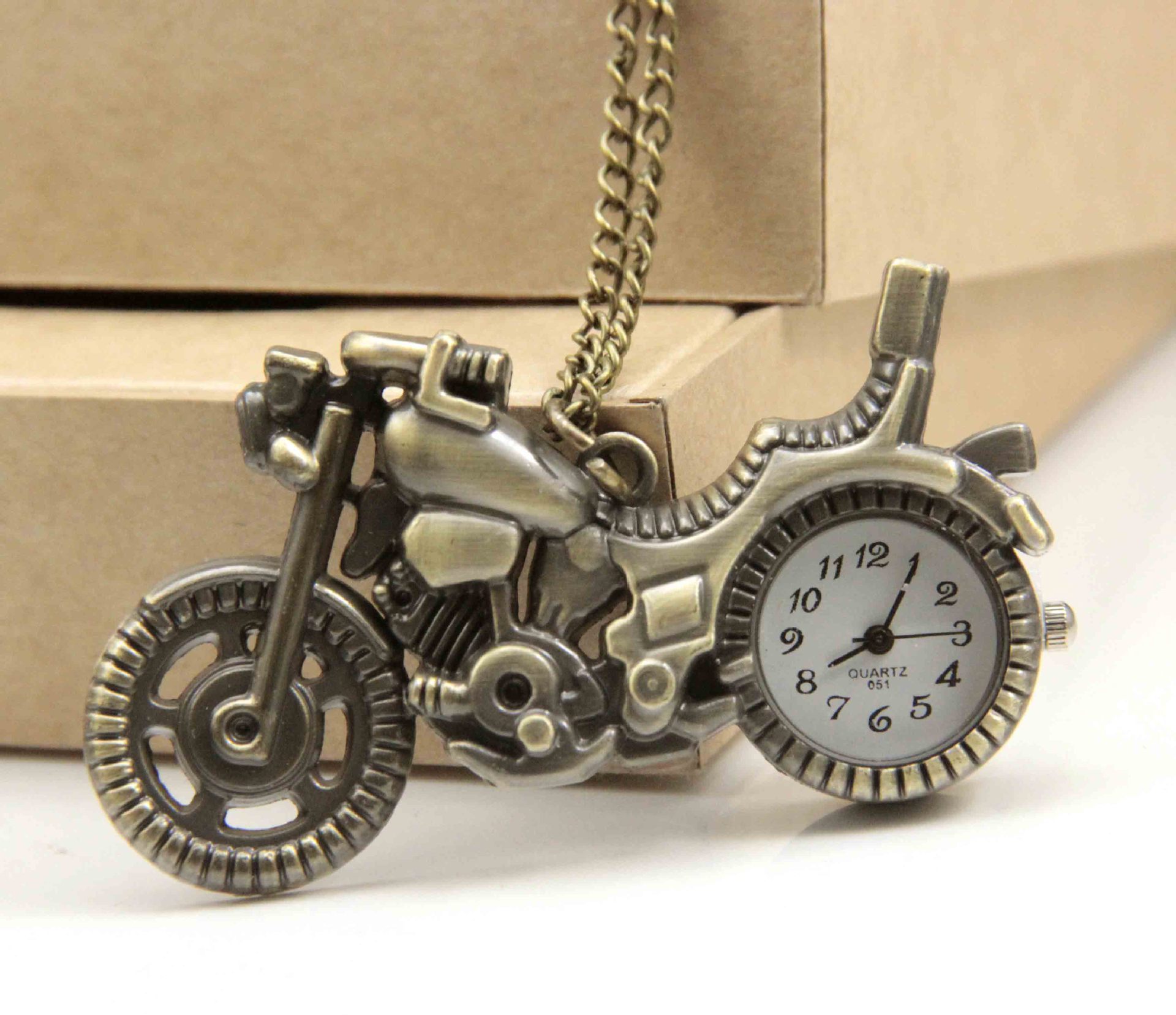 นาฬิกาวินเทจย้อนยุคตกแต่งจี้สร้อยคอจี้ นาฬิกาพกวินเทจ รถจักรยานยนต์ตารางโต๊ะนักเรียน