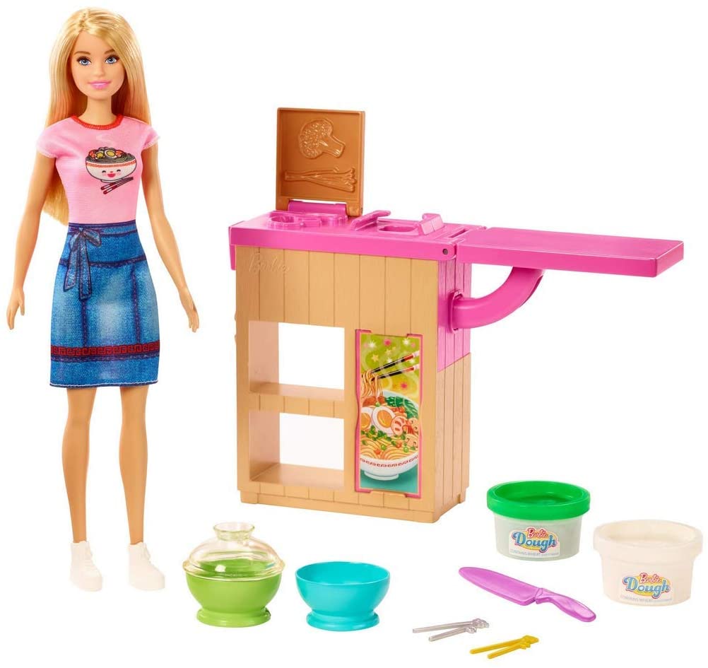 Barbie®Noodle Bar Playset with Blonde Doll, Workstation and Accessories ตุ๊กตาบาร์บี้สาว ตุ๊กตาของเล่นก๋วยเตี๋ยว GHK43