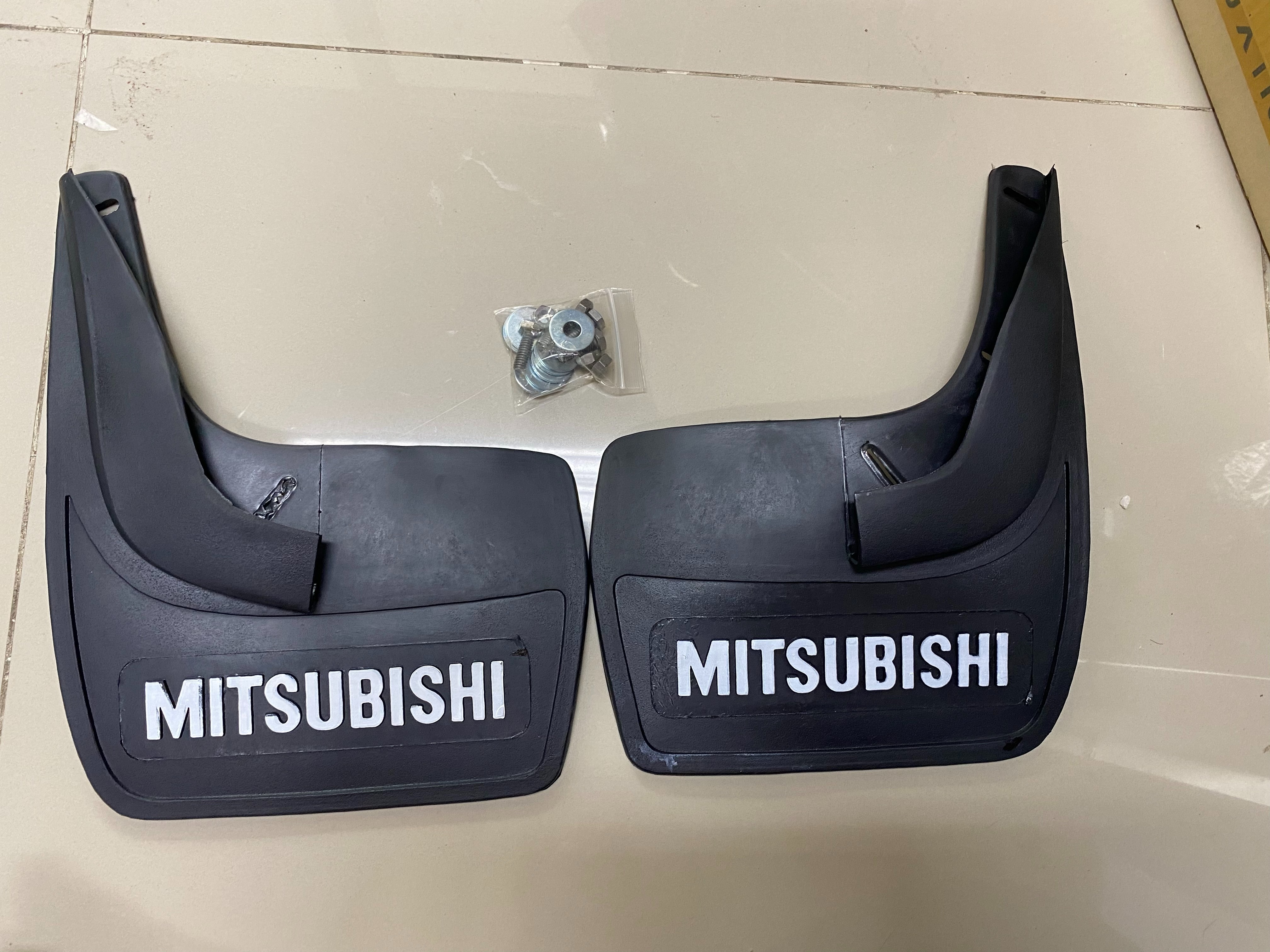 ยางบังโคลน  ยางกันโคลน หน้า+หลัง   รถเก๋ง ทั่วไป ยางสีดำ เขียน  MITSUBISHI 4 ชิ้น Univeral Front  Rear Back Mud Guard Rubber มีเก็บเงินปลายทาง