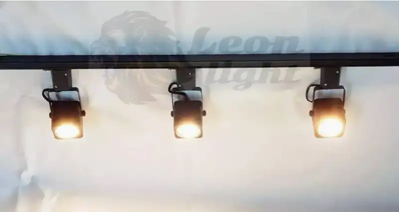 ภาพหน้าปกสินค้าLLโคมเข้ารางแทรคไลท์ สี่เหลี่ยมพร้อมราง LED6w (โคมไฟ3ชิ้นราง1เมตร) จากร้าน Leon Light บน Lazada