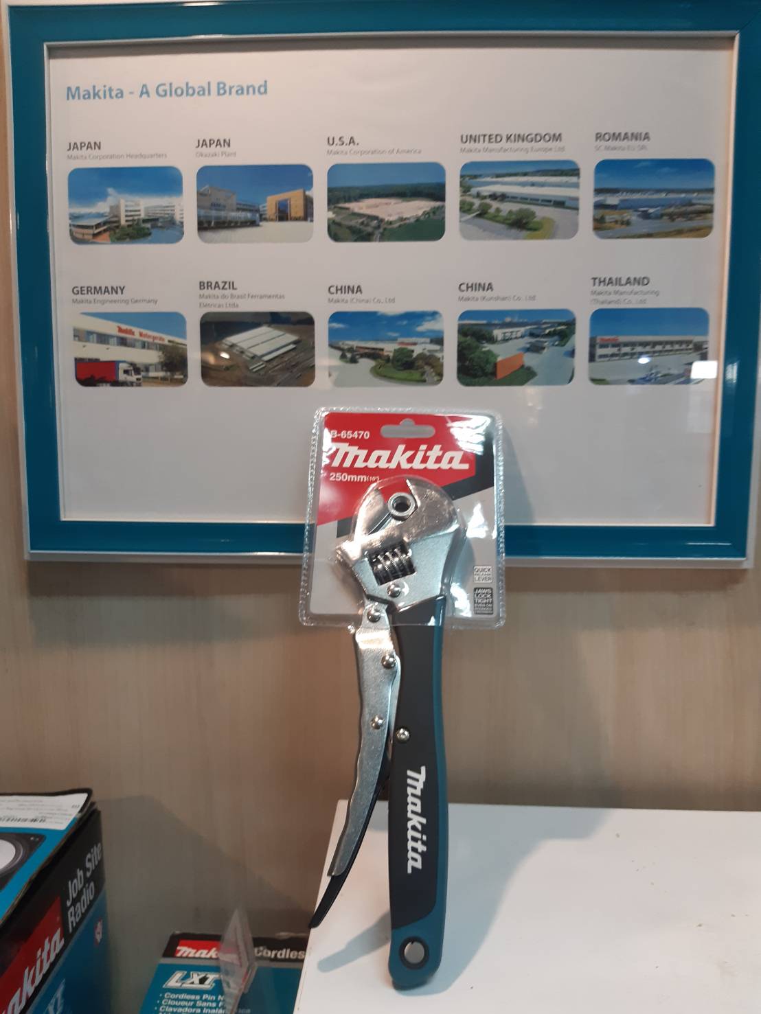 ประแจเลื่อนแบบล็อก ชุบขาวปัดเงา (Locking Adjustable Wrench) ยี่ห้อ