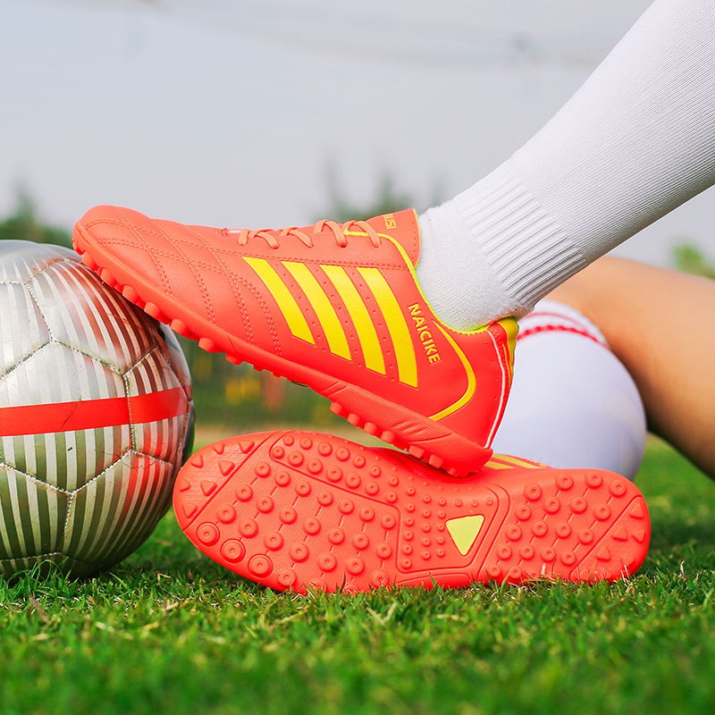 รองเท้าฟุตบอลเล็บหักสำหรับนักเรียนชั้นประถมศึกษาและมัธยมต้นเยาวชนฝึกลื่นรองเท้าเด็กเตี้ย