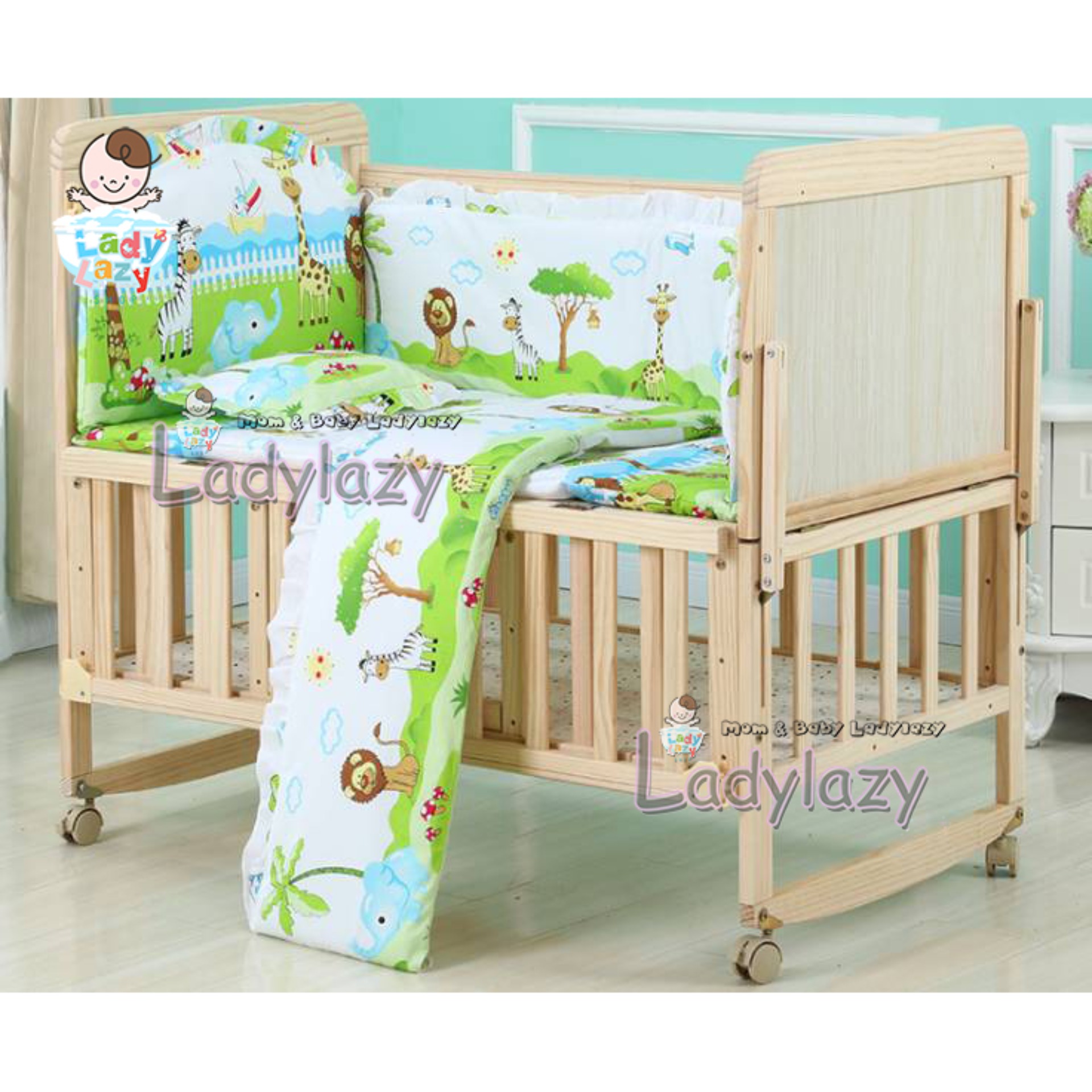 Ladylazyเตียงเด็ก เตียงนอนไม้เด็ก มีที่นอน (คละลาย) +มุ้ง เข็นได้/โยกได้ พื้นเตียงปรับระดับได้ ทำจากไม้สนแท้ 100%