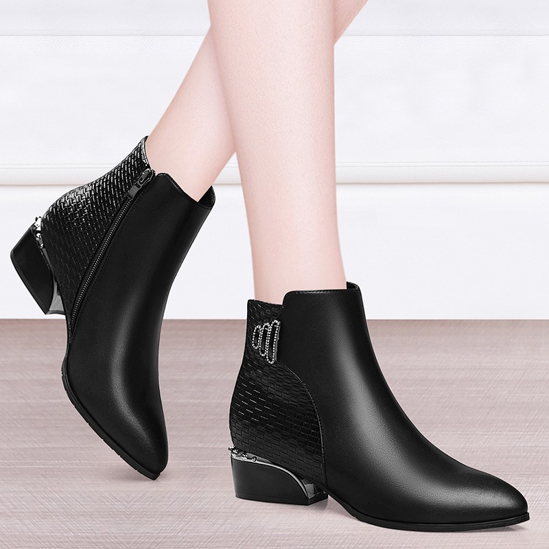รองเท้าบูทมาร์ตินสีดำรองเท้าบูทสั้นของผู้หญิงปี 2020 ใหม่ที่เข้ากันกับฤดูใบไม้ร่วงและฤดูหนาวรวมทั้งรองเท้าบูทหุ้มข้อสั้