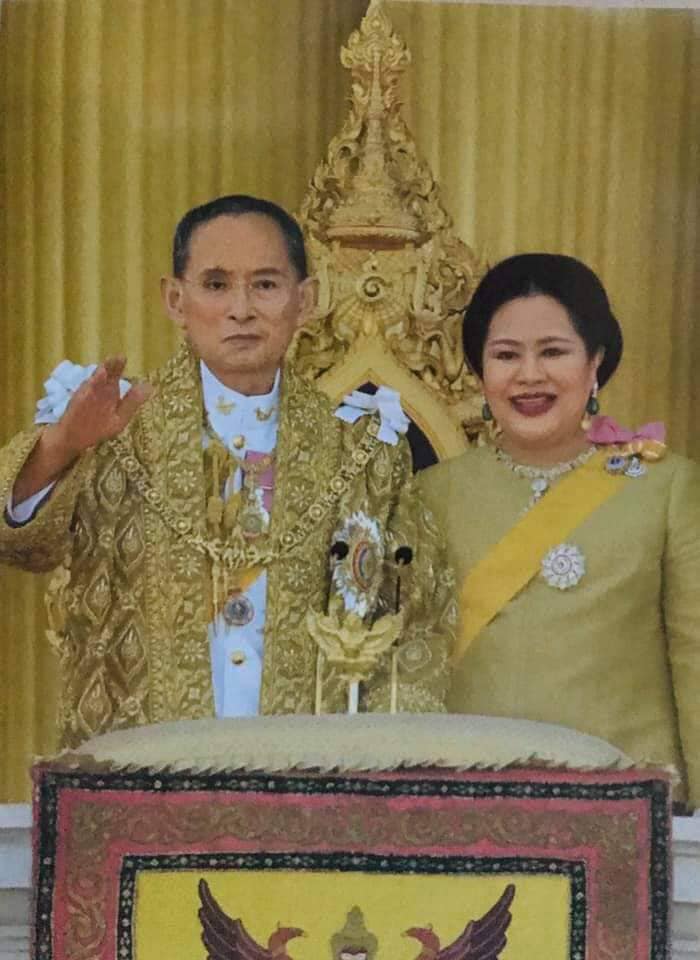 ภาพสีเคลือบมัน ในหลวง ร.9และพระราชินี ขนาด 20x15 นิ้ว - Tummu - ThaiPick
