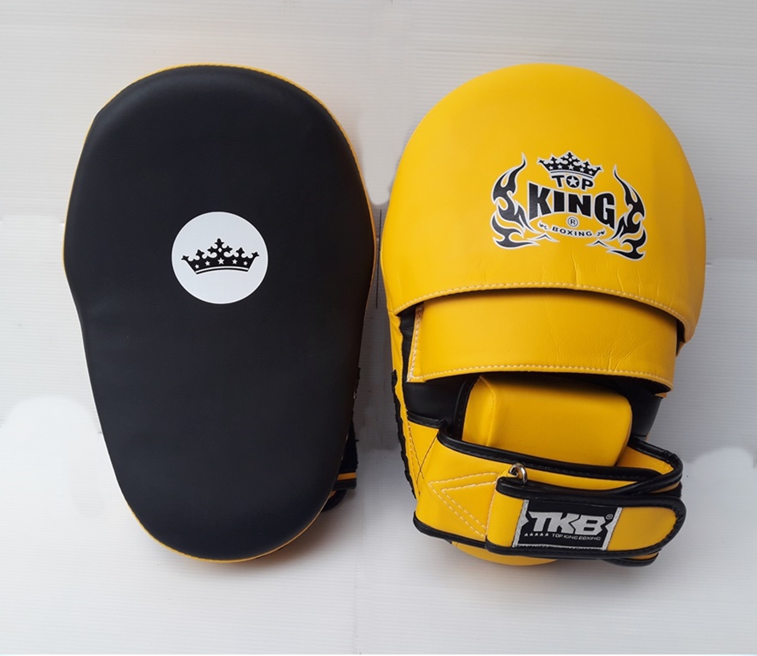 Top King focus mitts TKFME Black-Yellow for Training Muay Thai MMA K1 เป้ามือท็อปคิงส์ แบบโค้ง ดำ-เหลือง สำหรับเทรนเนอร์ ในการฝึกซ้อมนักมวย