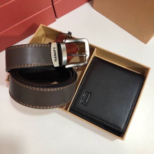 กระเป๋าสตางค์ + เข็มขัด Levi’s Belt and Wallet Gift Set (แบรนด์แท้) เซทสุดคุ้มทั้งกระเป๋าสตางค์พับสองตอนและเข็มขัดวัสดุหนังคุณภาพดี