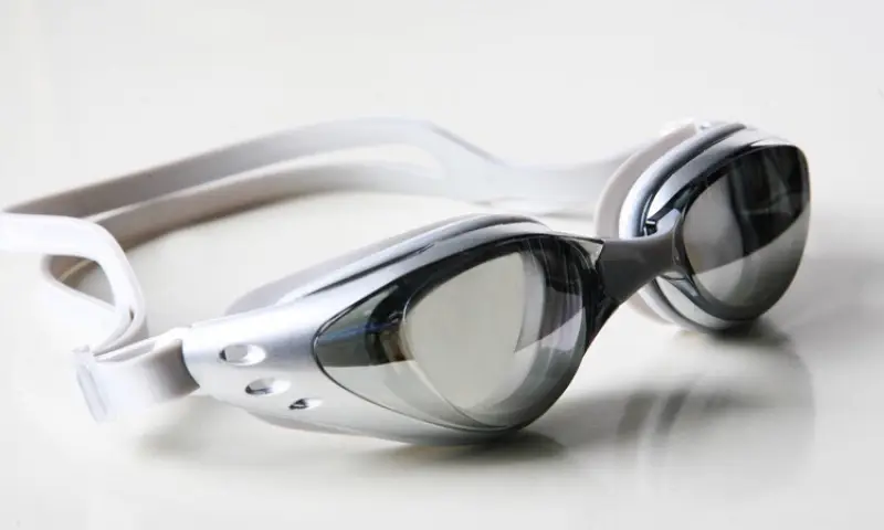 ภาพสินค้าแว่นตาว่ายน้ำ SHENYU มีกล่องเก็บแว่น ให้อย่างดี เลนส์เคลือบป้องกันยูวี มี 6 สี ให้เลือก จากร้าน Ogio บน Lazada ภาพที่ 4