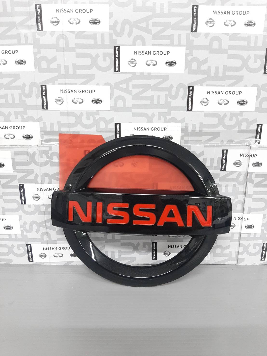 ตราฝาท้าย (อักษรแดง) NAVARA D23 M/C  90890-6KH1A  (เป็นอะไหล่แท้ Nissan) รหัส A342