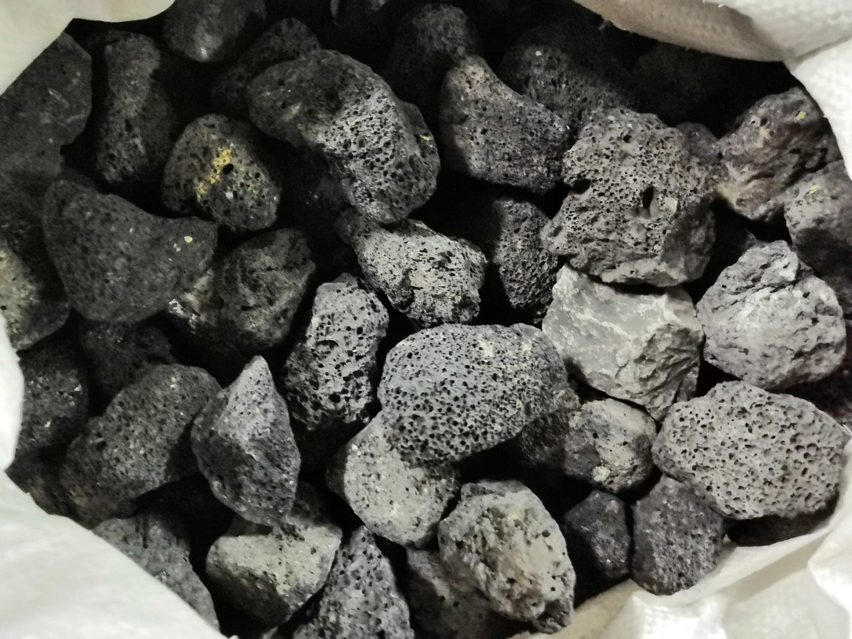 หินคิรีก้า สีดำ แบ่งกระสอบละ10กิโล(ไม่มีถุงตาข่าย)