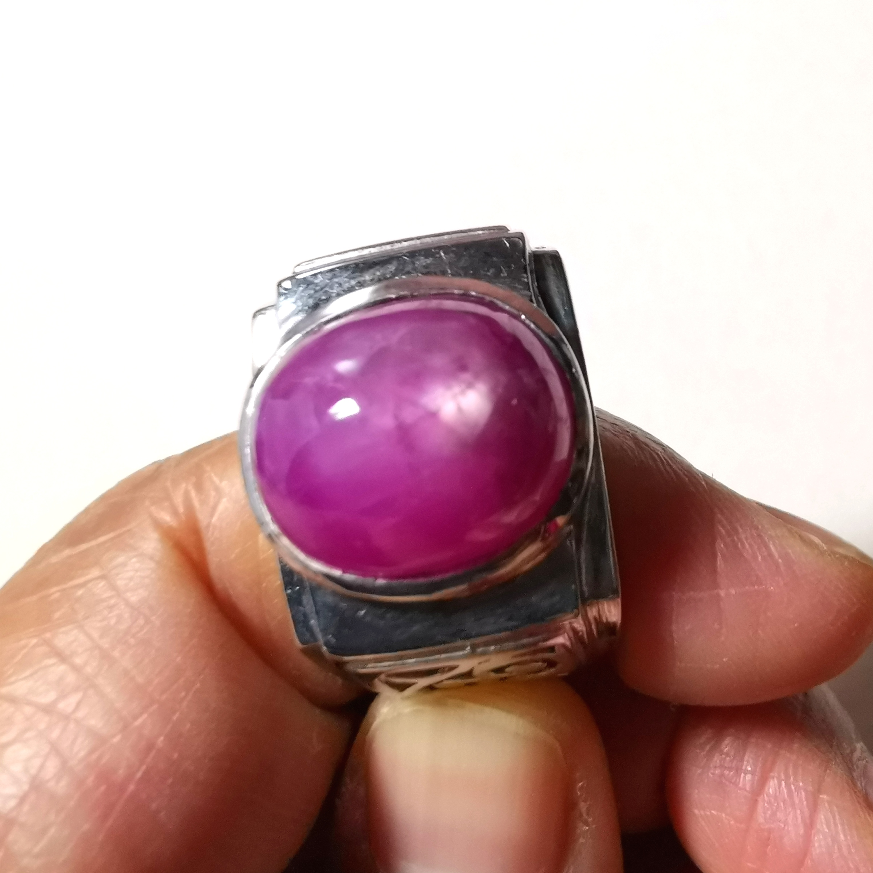 แหวนผู้ชาย ทับทิมแท้ 18 กะรัต สีชมพูเข้มอมแดง เรือนเงินแท้ ฉลุลายด้านข้าง ไซส์ 56.5