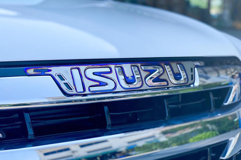 ครอบโลโก้ ISUZU 1.9 3.0  ไทเท DMAX 2020 ตัวใหม่ โลโก้ ติดรถยนต์​ สีไทเท ISUZU​ DMAX 2020 -2021 มีตัวเลือกนะค่ะ