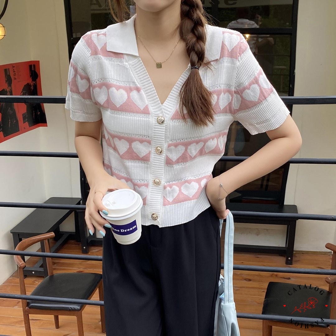 ꕥCatalog Fashionꕥ เสื้อไหมพรมแขนสั้นคอปก แต่งกระดุมมุก ลายหัวใจ สีทูโทน ...