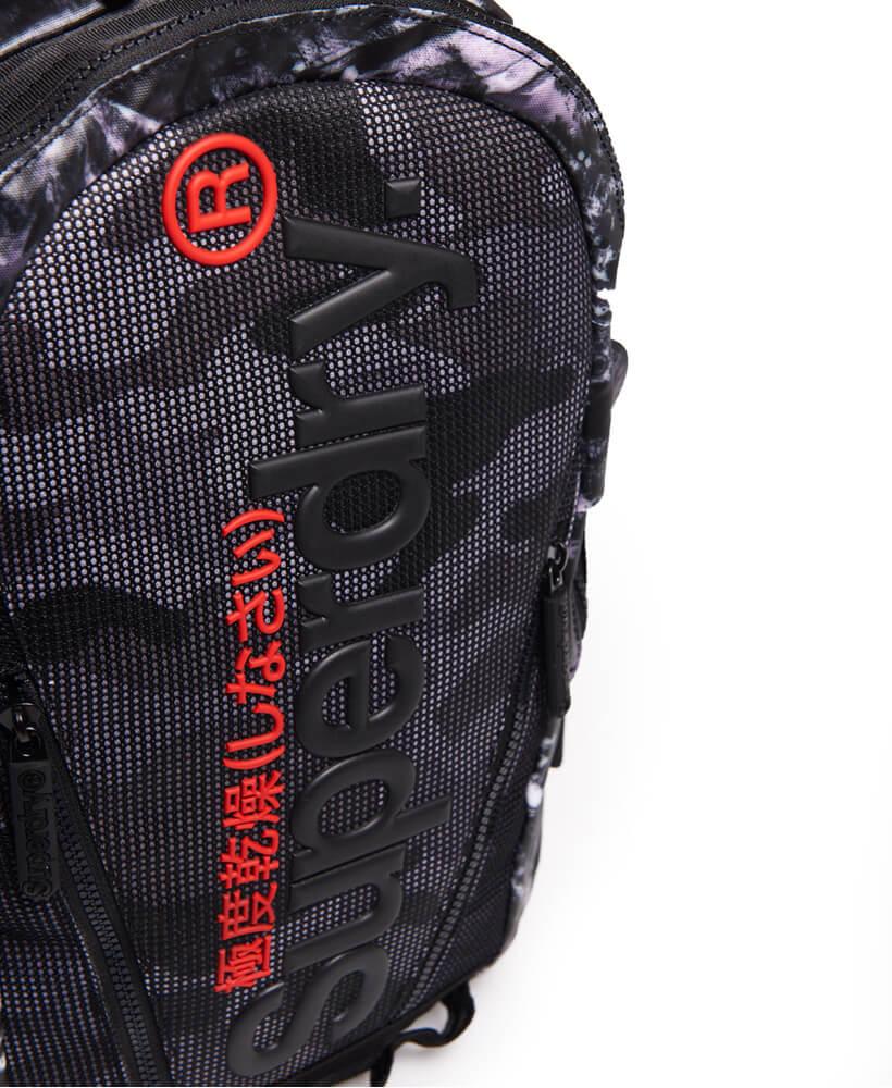 SUPERDRY MESH TARP BACKPACK กระเป๋าเป้สะพายหลัง สำหรับผู้ชาย