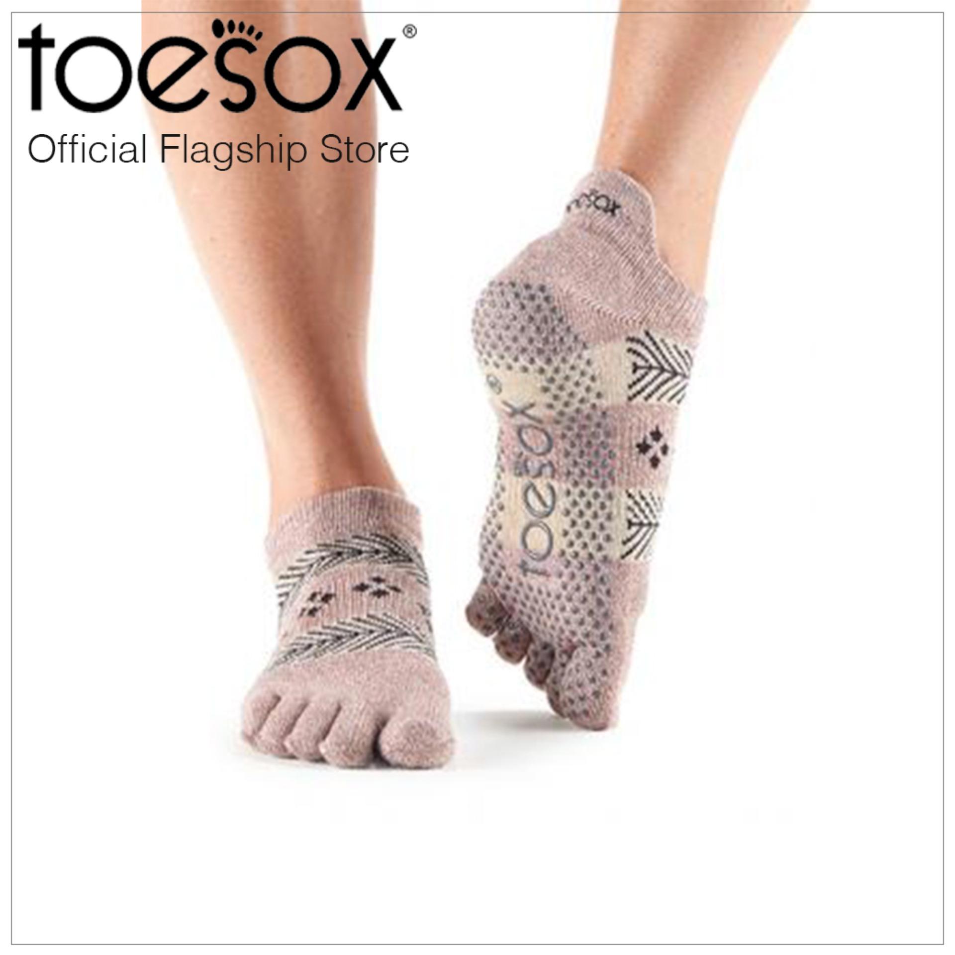 ToeSox โทซอคส์ ถุงเท้ากันลื่นแยกนิ้วโลวไรซ์ รุ่น Low Rise ปิดนิ้วเท้า แบบลวดลาย ชุดที่ 2