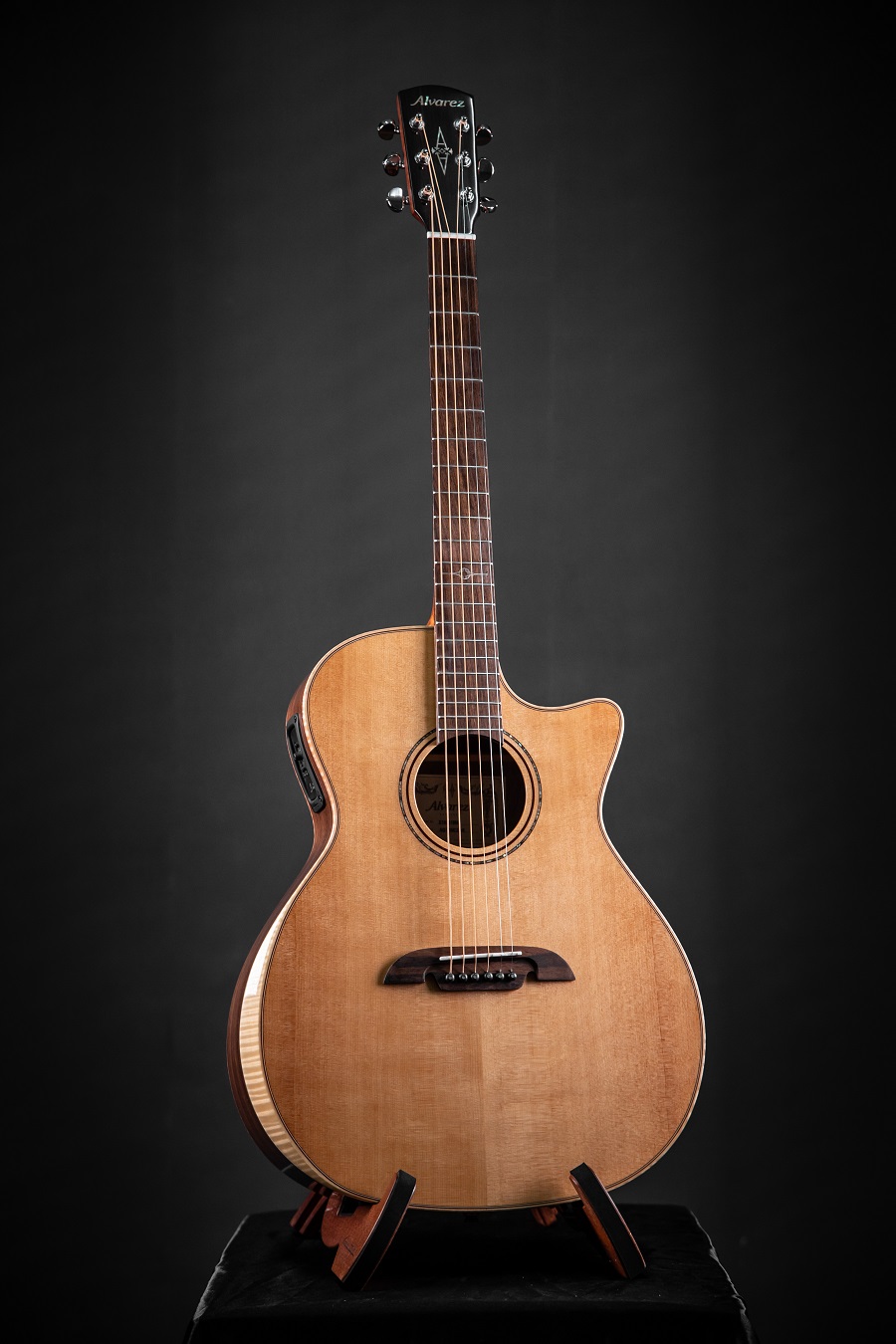 Alvarez AG70WCEAR กีตาร์โปร่งไฟฟ้า Top Solid (Solid A+ Sitka Spruce / Walnut) w/ Flamed Maple Armrest