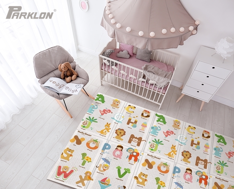 Parklon แผ่นรองคลานเกาหลีเกรดพรีเมี่ยม รุ่นพับได้ PE Folding Mat ขนาด 140x200 หนา 1.0cm ลาย ABC Alphabet