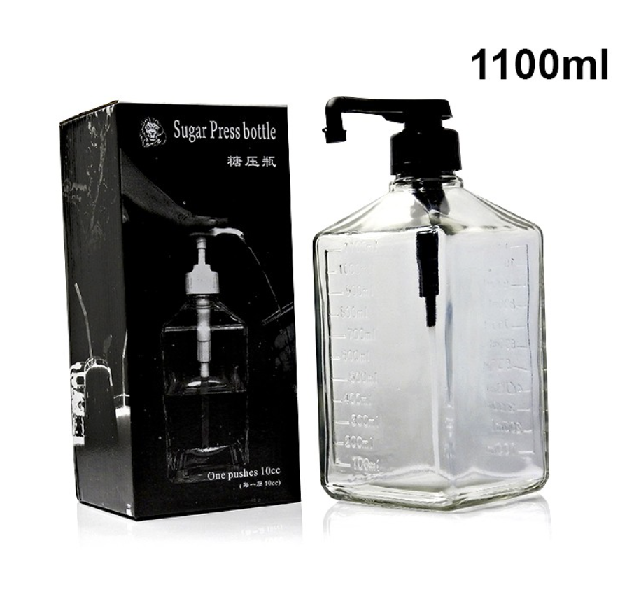 ขวดน้ำเชื่อม หัวปั้มสีดำ มีสเกลวัดปริมาณ 1100 ml กดได้ 10-15 cc.