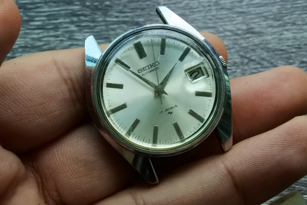 นาฬิกา Vintage มือสองญี่ปุ่น SEIKO ระบบ 7005-8000 AUTOMATIC ผู้ชาย ทรงกลม  กรอบเงิน หน้าขาว หน้าปัด 18mm สแตนเลสแท้ ใช้งานได้ปกติ สภาพดี 
