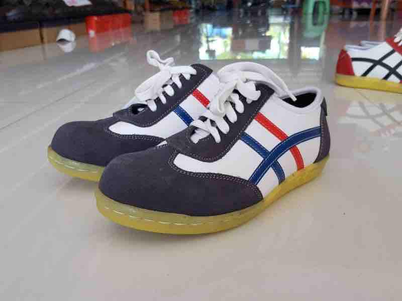 รองเท้าเซฟตี้หัวเหล็กแบบสปอร์ต น้ำหนักเบา พื้นเย็บรองแข็งแรงทนทาน ราคา 450 บาท