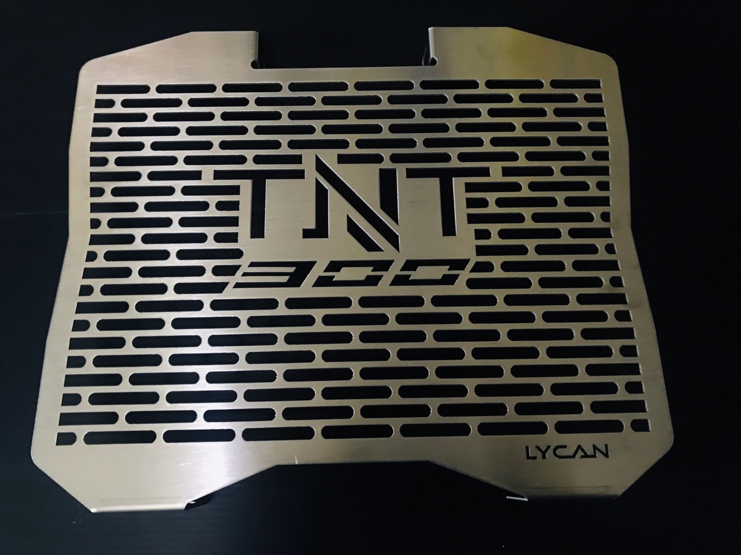 การ์ดหม้อน้ำ ของ LYCAN  สำหรับ TNT 300 ตรงรุ่น เลสเเท้  งาน เเท้ วัสดุ อย่างดี ป้องกันหม้อน้ำ เสียหาย จาก เศษ หิน หรือ การล้าง อัดฉีด ด้วย เครื่อง