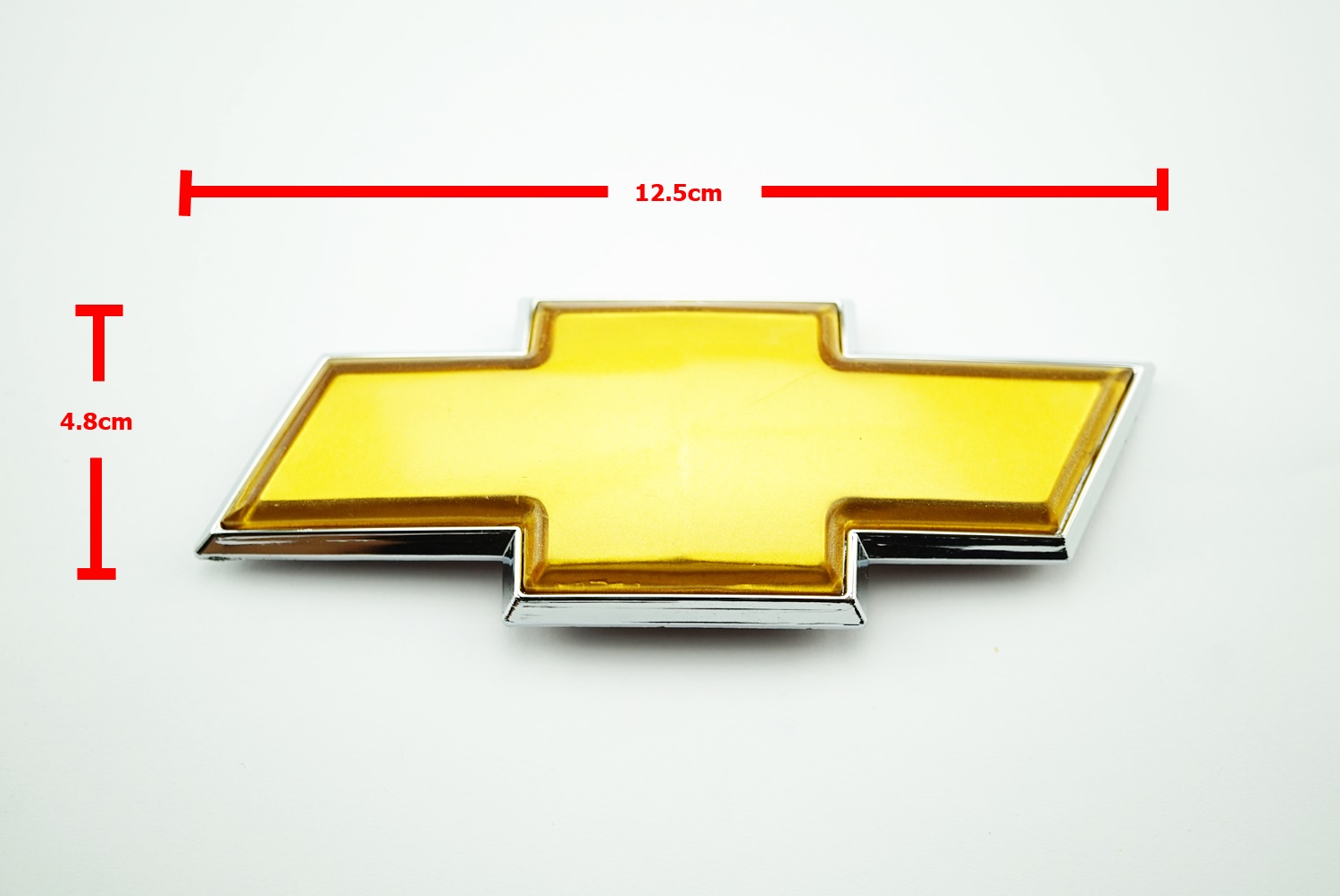 ป้ายโลโก้พลาสติกสีทองขอบเงิน Chevrolet  ขนาด 12.5x4.8cm ติดตั้งด้วยเทปกาวสองหน้าด้านหลัง
