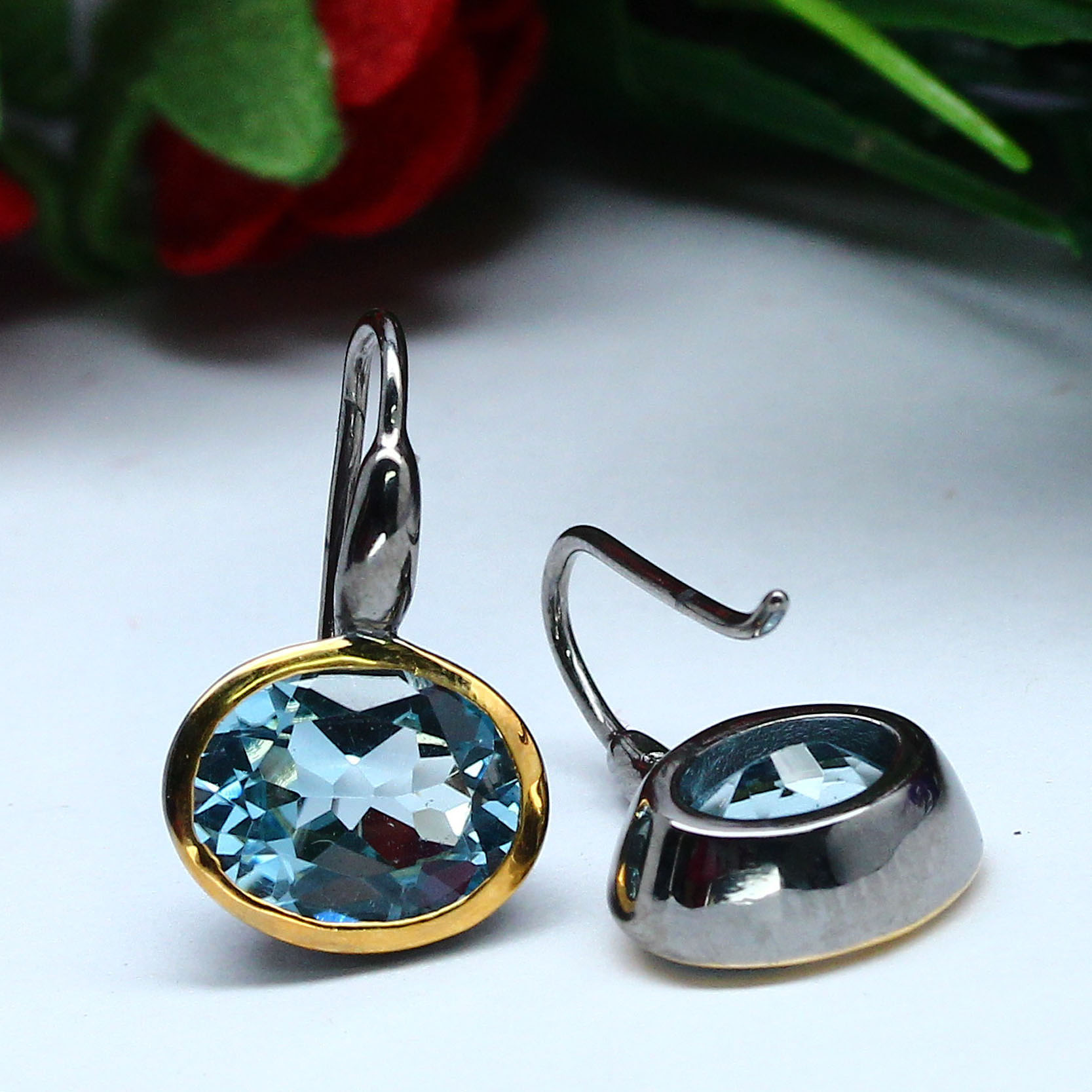 ต่างหูพลอยโทปาสแท้ สีฟ้าสกาย (Sky Blue Topaz) 8 x 10 mm. เงินแท้ 925